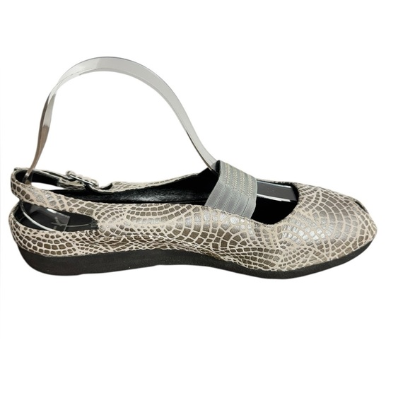 Thierry Rabotin Silver Patterned Peep Toe Flats - Picture 5 of 11